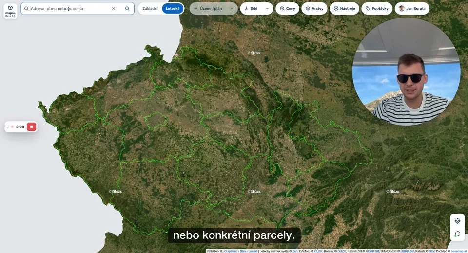 Jan ukazuje Mapee: mapa Česka s vyhledáváním parcel